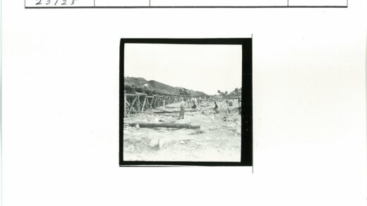 山区建筑工人搭建木结构景观.jpg