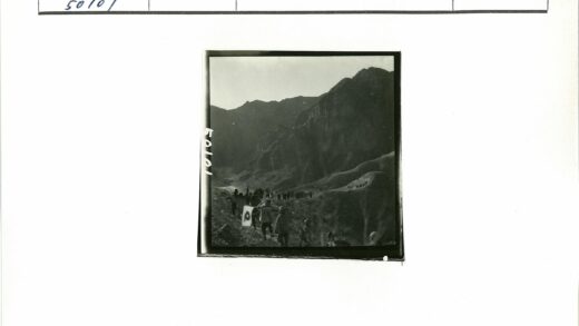 山区徒步队伍领旗前行.jpg