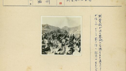 山区户外劳作麻袋装运.jpg