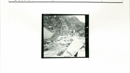 山区探险队考察陡峭岩坡.jpg