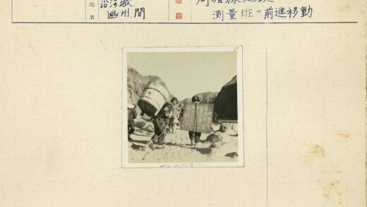 山区搬运大件物品历史场景.jpg