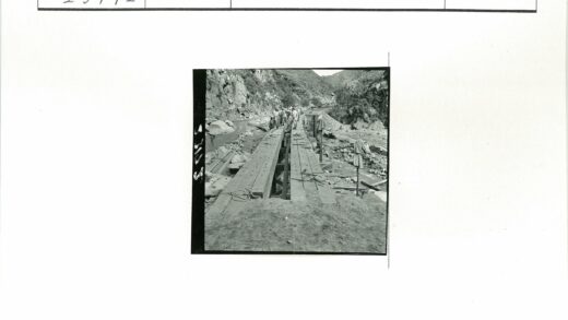 山区木桥建造团队与自然景观.jpg