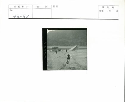 山区河流上的长木桥与沙袋加固.jpg