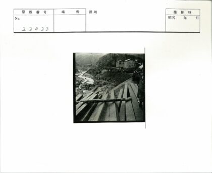 山区河流旁的工人与石建筑.jpg