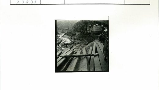 山区河流旁的工人与石建筑.jpg
