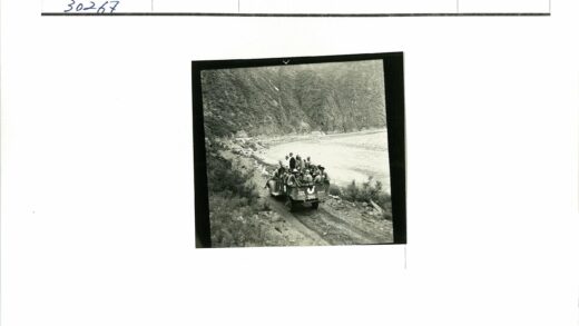 山区河边卡车载人行驶.jpg