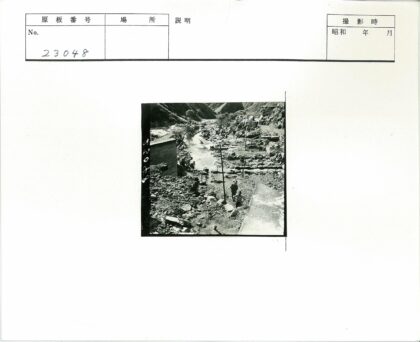 山区河边地质勘探工作场景.jpg