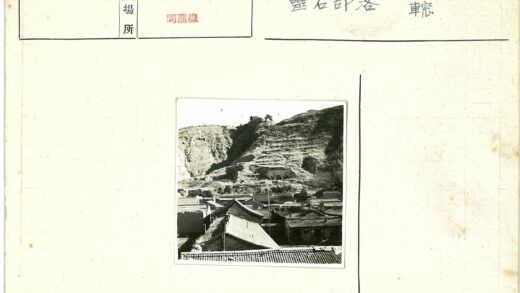 山区洞穴与古老屋顶景观.jpg