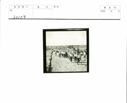 山区游行队伍与自行车车辆.jpg