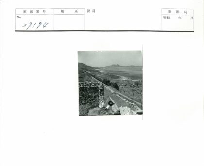 山区火车与石屋旗帜风景.jpg