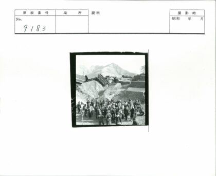 山区火车事故现场与梯田山脉景观.jpg