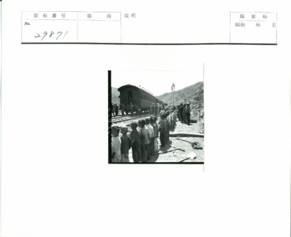 山区火车旁的人群合影.jpg