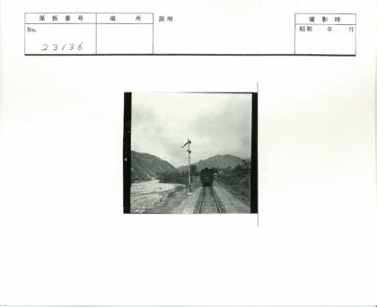 山区火车行驶与信号柱风景.jpg