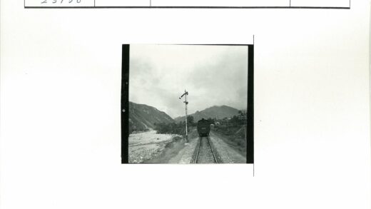 山区火车行驶与信号柱风景.jpg