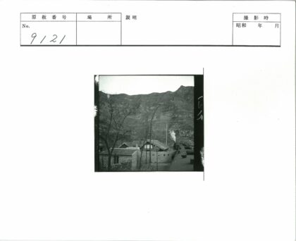 山区火车行驶烟雾滚滚.jpg