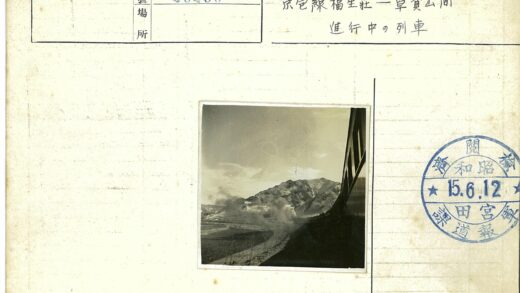 山区火车行驶风景.jpg