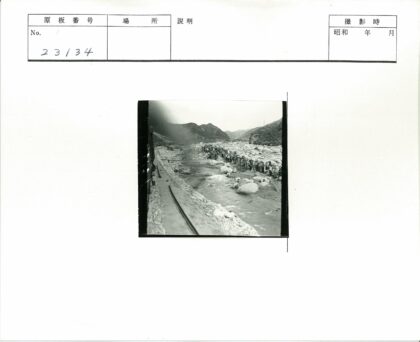 山区火车轨道与河岸人群.jpg