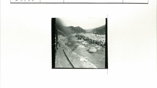 山区火车轨道与河岸人群.jpg
