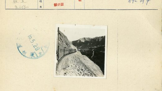山区火车风景与村庄远景.jpg