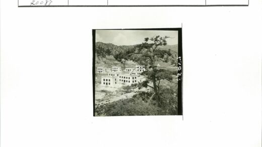 山区矩形建筑与茂密树林景观.jpg