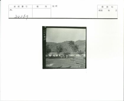 山区石屋与手推车风景.jpg