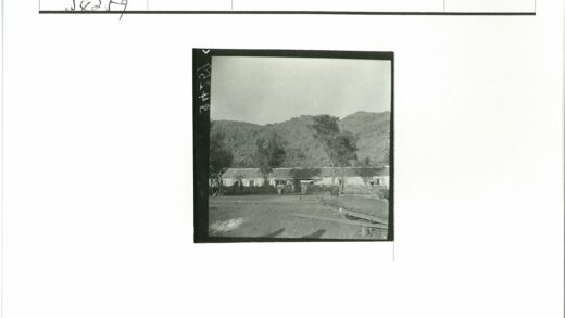 山区石屋与手推车风景.jpg