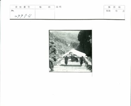 山区石阶上的抬椅人.jpg
