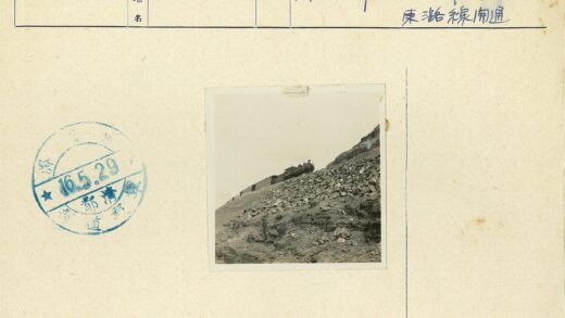山区蒸汽机车牵引客车爬坡.jpg