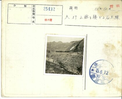 山区蒸汽火车与河流.jpg