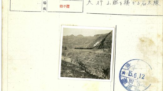 山区蒸汽火车与河流.jpg