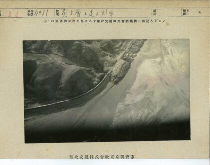 山区蜿蜒火车轨道鸟瞰图.jpg