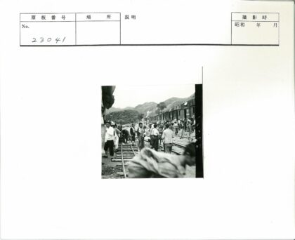 山区货运列车人群聚集场景.jpg