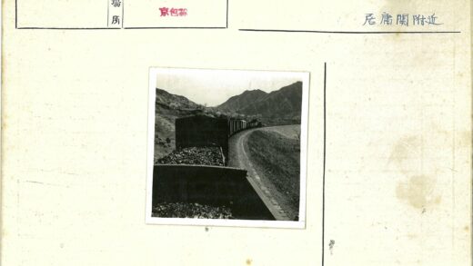 山区运煤火车弯曲轨道行驶.jpg