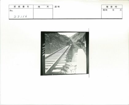 山区铁路上的火车.jpg