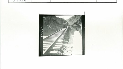 山区铁路上的火车.jpg