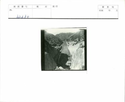 山区铁路与陡峭岩石景观.jpg