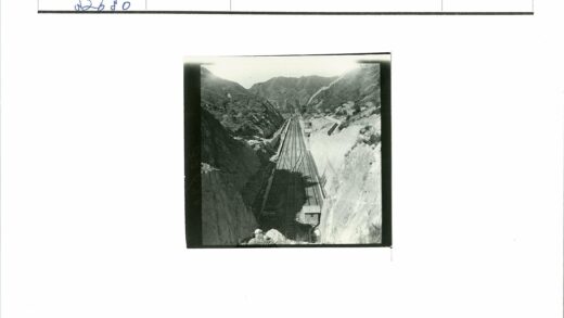 山区铁路与陡峭岩石景观.jpg
