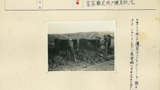 山区铁路工人与碎石车厢工作.jpg