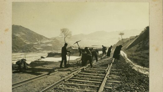 山区铁路工人雪中修建铁路.jpg