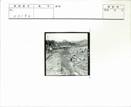 山区铁路旁岩石河床工作场景.jpg