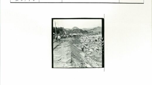 山区铁路旁岩石河床工作场景.jpg