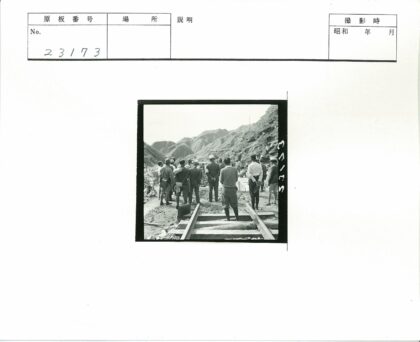 山区铁路旁的人群聚集.jpg