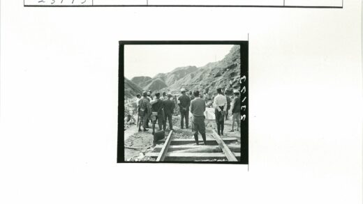山区铁路旁的人群聚集.jpg