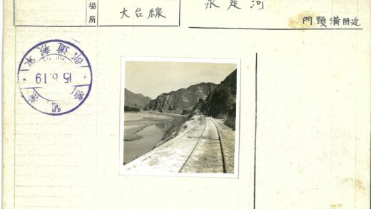 山区铁路沿河风景.jpg
