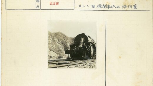 山区铁路蒸汽机车旁行人.jpg