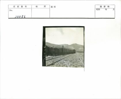 山区铁路货运火车人物.jpg