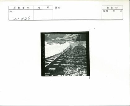 山区铁轨与河流风光.jpg