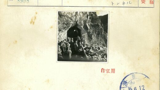 山区隧道入口的探险者.jpg