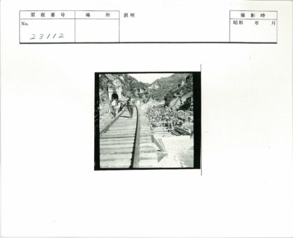 山区隧道铁轨行人旧景.jpg