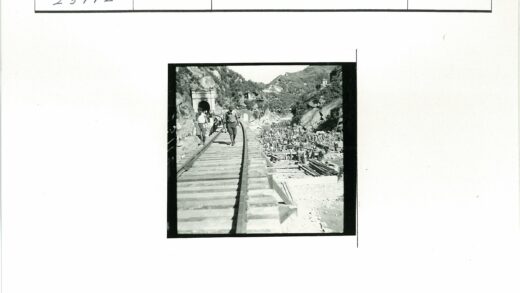山区隧道铁轨行人旧景.jpg